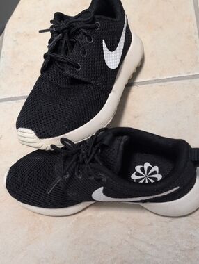 Nike Black and White Kids Lightweight Golf Sneakers